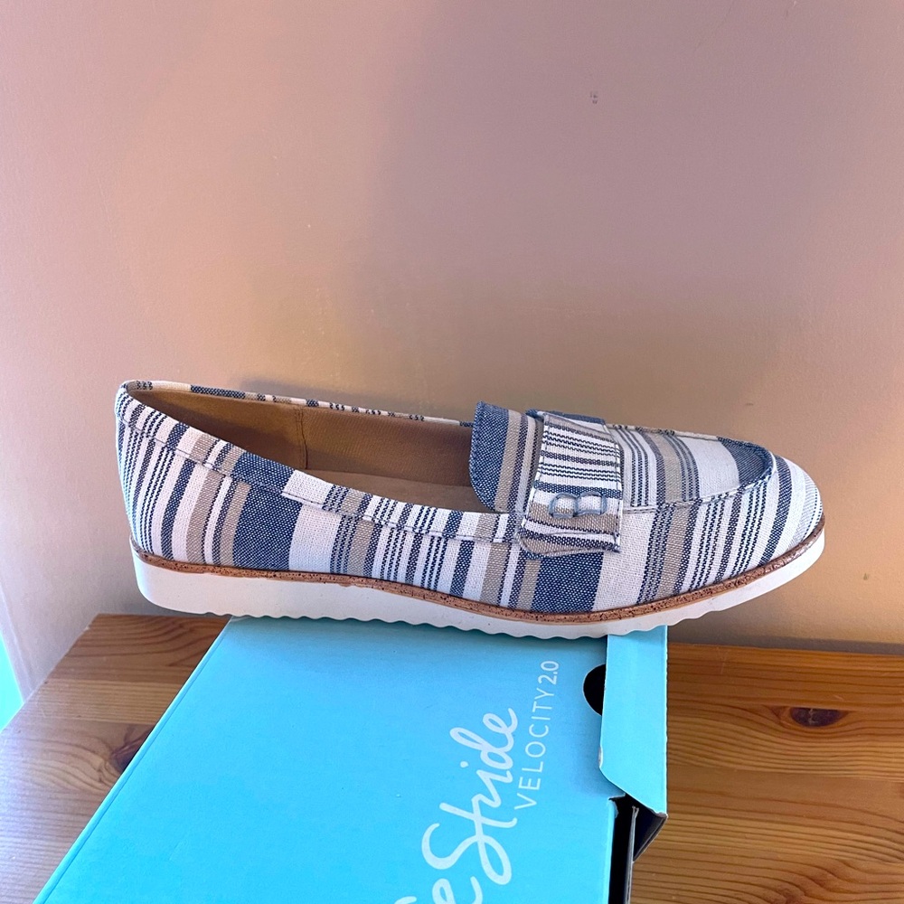 LifeStride blue flats 8.5 WIDE NEW IN BOX.  Never worn Zee